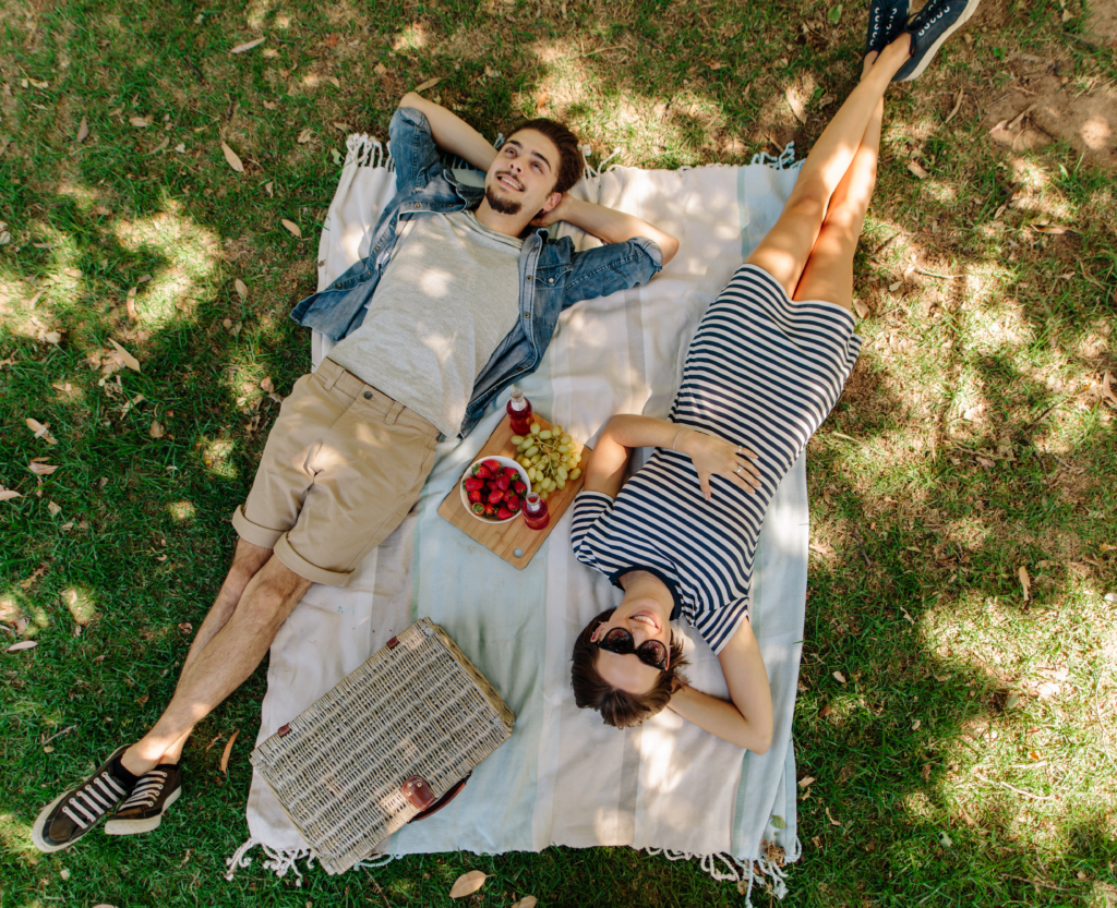 couple picnic in the park